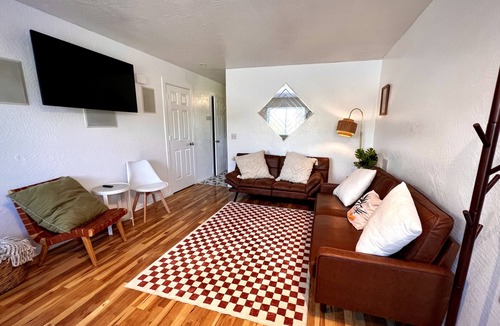 Abbott Loop House | Clean family home Pet friendly Central Anchorage close to UMED district & trails
