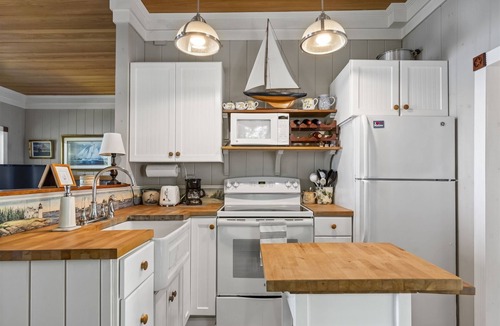 Yarmouth House | Coastal Cottage on Cousins Island: Oceanfront Getaway
