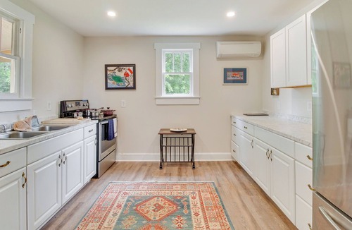 Issue Cottage | Coastal Getaway: 1 Mi to Colonial Beach Pier!