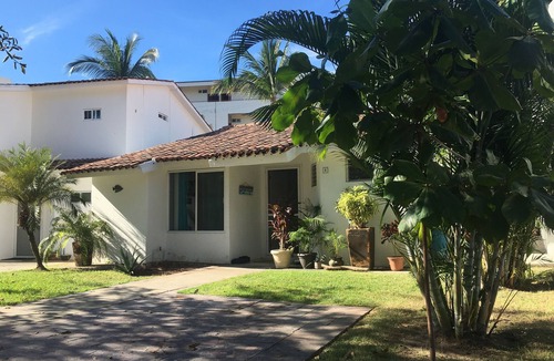 La Puntilla Villa | Coastal retreat on one level -2 minute walk to ocean