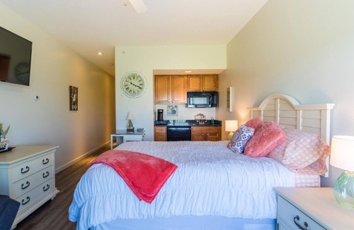 Seabrook Condo | Come stay at TIDEVIEW! Steps to Beautiful Seabrook Beach, NH. Nicely decorated.