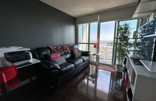 CityPlace Apartment | Comfy 2-Beds in Downtown Toronto with free parking and Lakeview