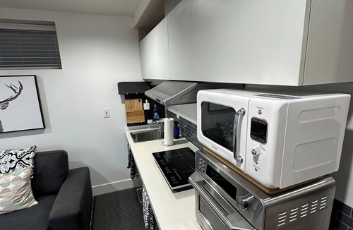 Renfrew-Collingwood Apartment | Comfy bright & clean 1 bed #8 central location