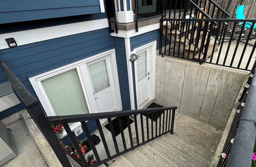 Renfrew-Collingwood Apartment | Comfy bright & clean 1 bed #8 central location