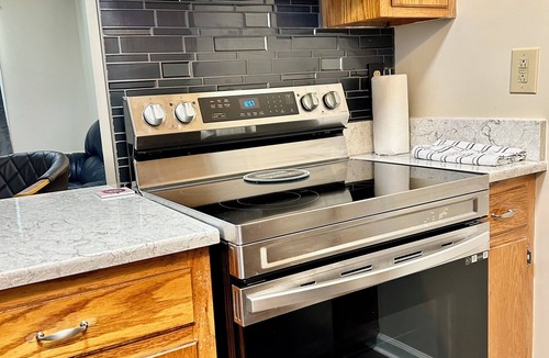 Crossville Apartment | Comfy Retreat - Queen Bed Central Crossville