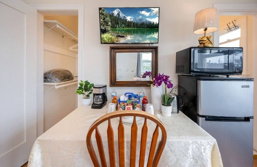Boyle Heights Apartment | Comfy Studio Near Downtown LA * AC * WIFI * Snacks