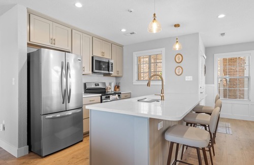 Kimberling City Condo | Completely Remodeled Table Rock Retreat: Cozy Lake View Condo + Screened Porch