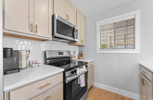 Kimberling City Condo | Completely Remodeled Table Rock Retreat: Cozy Lake View Condo + Screened Porch