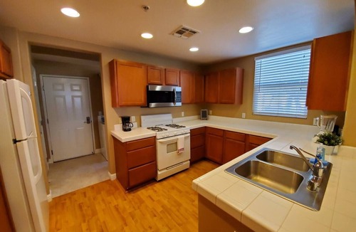 Westlake Condo | Condo w/Gym/Pool & Garage- Near Downtown & Airport