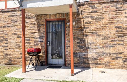 South Arlington Apartment | Congeniality and Comfort. All the essentials with class, 2 nights? 2 weeks? Stay, relax, work, or go out for fun.