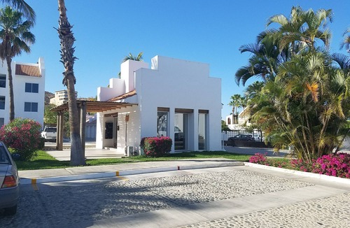 Campo de Golf Fonatur Condo | Contemporary Conveniently Located 1 BR condo, Walk to beach, restaurants & bars.