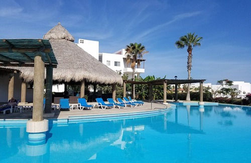 Campo de Golf Fonatur Condo | Contemporary Conveniently Located 1 BR condo, Walk to beach, restaurants & bars.