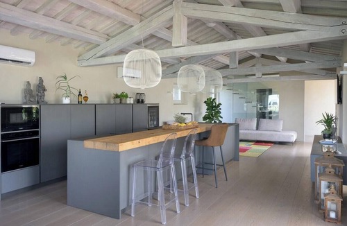 Ferretto House | Contemporary villa with pool near Cortona