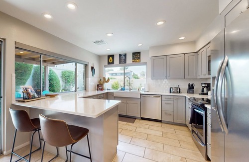 The Lakes House | Conveniently located house with private pool, W/D & kitchen