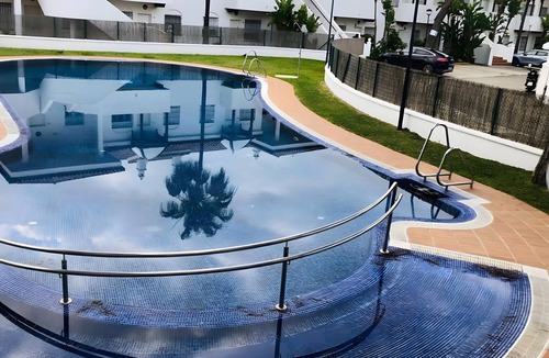 Poblado de Sancti Petri Apartment | Costa El Castillo La Barrosa Apartment with Shared Pool, Wi-Fi & Air Conditioning