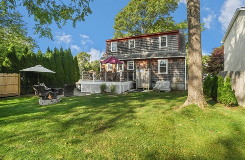 Kenyon Cottage | Cottage 5 Mins to the Beach w/Beach Parking Pass