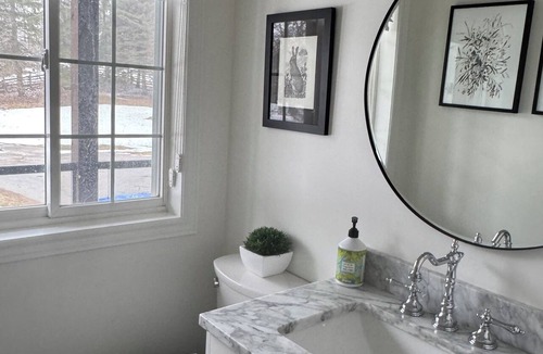 Mulmur House | Country Escape with Pool and Hot tub near Creemore