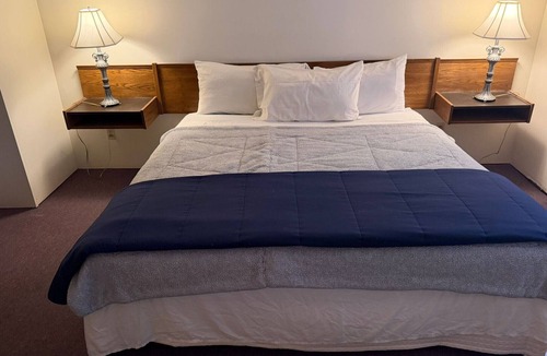 Chetwynd Hotel | COUNTRY SQUIRE MOTOR INN