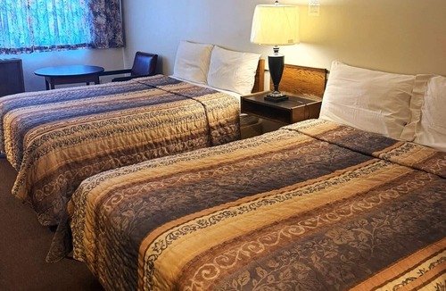 Chetwynd Hotel | COUNTRY SQUIRE MOTOR INN