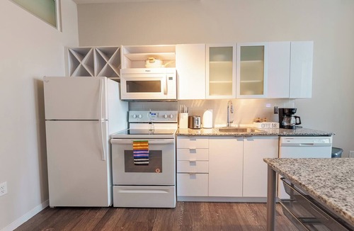 Central Business District Apartment | Cozy 1-Bedroom apartment In beautiful Cincinnati with AC and gym access