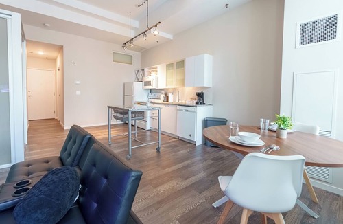 Central Business District Apartment | Cozy 1-Bedroom apartment In beautiful Cincinnati with AC and gym access