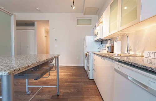 Central Business District Apartment | Cozy 1-Bedroom apartment In beautiful Cincinnati with AC and gym access