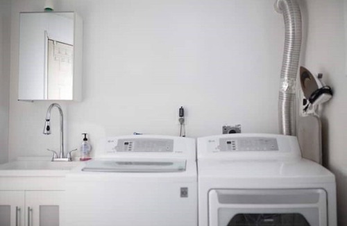 Ajax House | Cozy 1 bedroom Appartment minutes away from Ajax Waterfront.
