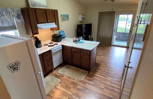 Oak Harbor Condo | Cozy 1-bedroom condo in wonderful Oak Harbor with AC, WiFi 30” boat dock