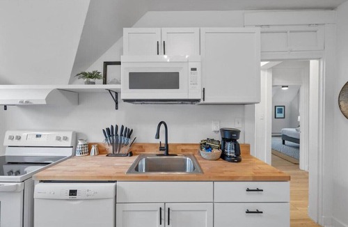 Mount Auburn Apartment | Cozy 2.5BR near Zoo | Hospitals | UC | Free Parking