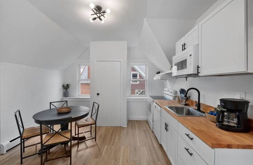 Mount Auburn Apartment | Cozy 2.5BR near Zoo | Hospitals | UC | Free Parking