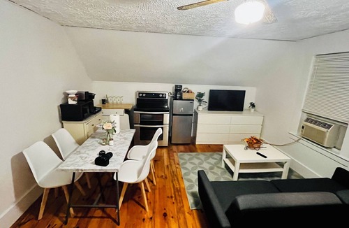 North Andover Apartment | Cozy 2-Bedroom Apartment with Summer Pool Access