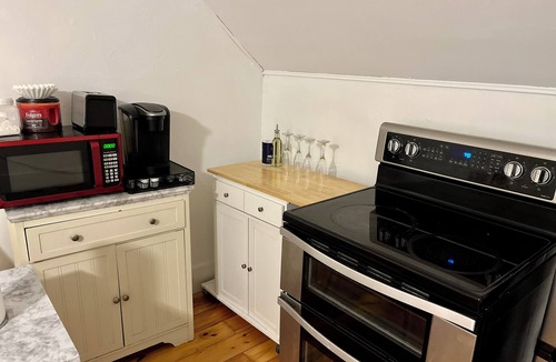 North Andover Apartment | Cozy 2-Bedroom Apartment with Summer Pool Access