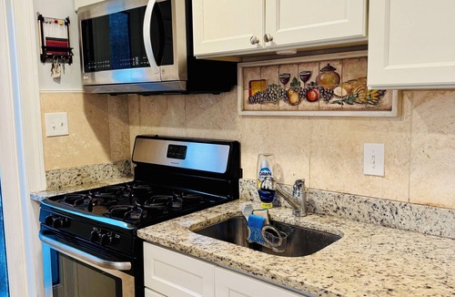 Rockville House | Cozy 2-bedroom house walkable to Rockville Metro Station and The Square