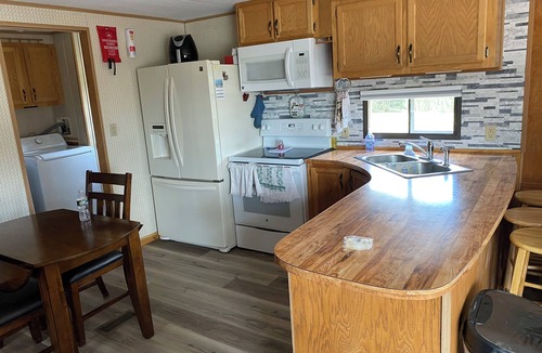 Saint David House | Cozy 2-bedroom mobile home in charming Madawaska with AC, WiFi