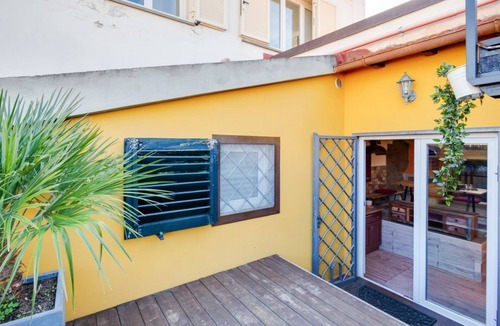 Lungarno del Tempio Apartment | Cozy and characteristic 30 sqm attic apartment, ideal for 2 people, located on the 4th floor (NO lift) of an ancient building in good condition. The property is located in a lively district, full of services and well served by public transport, ideal for
