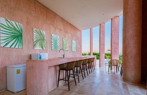 Miramar Apartment | Cozy beachfront apartment with ocean views, pool and balcony