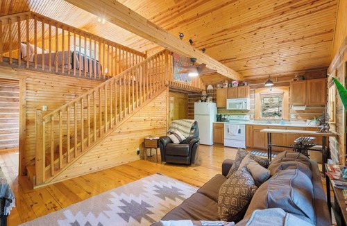 Birdseye Cabin | Cozy cabin close to Patoka Lake main entrance!