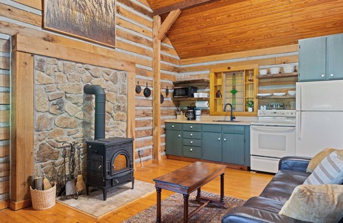 Birdseye Cabin | Cozy Cabin Retreat near Patoka Lake & Winery -Fire Pit, Boat Parking & more!