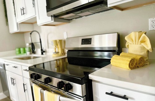 Seymour Apartment | Cozy & Charming 1BR 15 minutes from New Haven