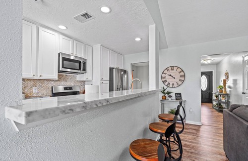 El Lago House | "Cozy Comforts of Home" Private POOL, 5 mins from Kemah Boardwalk & NASA