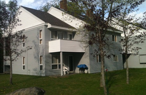 Carrabassett Valley Condo | Cozy Condo in Snowbrook Village With Pool and Free WiFi