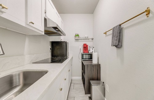 Compton Condo | Cozy & Convenient Condo in Compton, Pets Welcome!