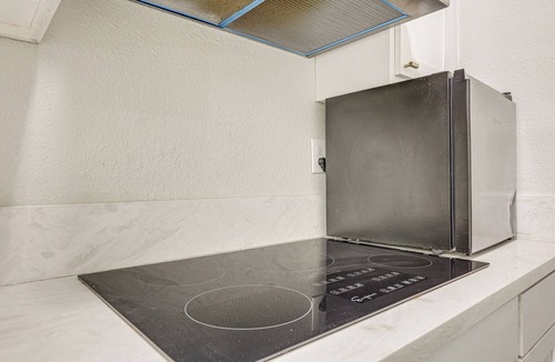 Compton Condo | Cozy & Convenient Condo in Compton, Pets Welcome!