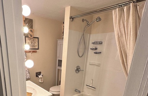 Washington Court House Cottage | Cozy cottage, pet & family friendly W/gym, courtyard, fire pit, office & more!
