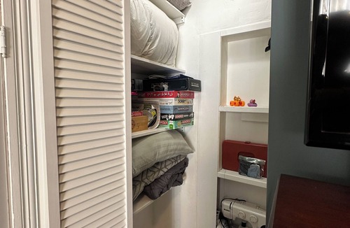 Washington Court House Cottage | Cozy cottage, pet & family friendly W/gym, courtyard, fire pit, office & more!