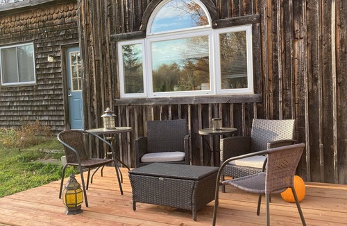 North Dundas House | Cozy Country Bungalow