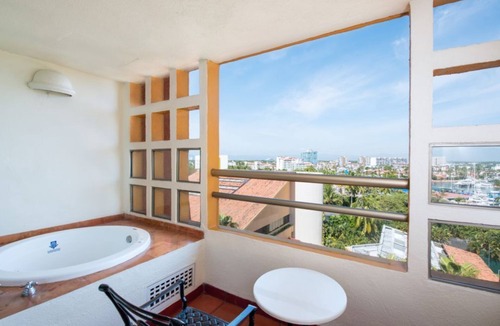 Marina Vallarta Hotel | Cozy & Elegant Studio in Puerto Vallarta with Pool & Gym