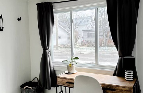 Wellington Cottage | Cozy Fireplace Retreat | Steps to Lake, Wineries & Wellington Village