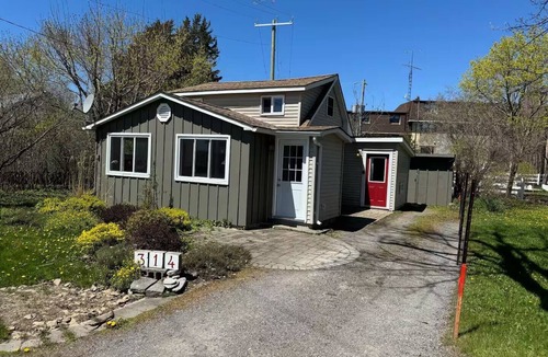 Wellington Cottage | Cozy Fireplace Retreat | Steps to Lake, Wineries & Wellington Village