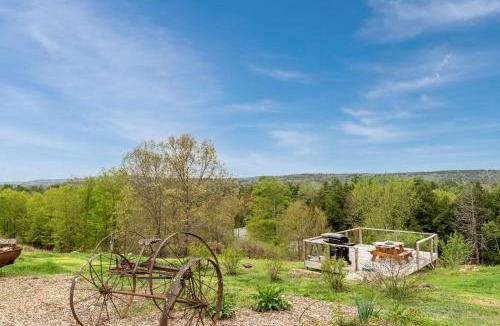 Loudon Apartment | Cozy Highland Cattle-View Suite Peaceful, Private Pet-Friendly